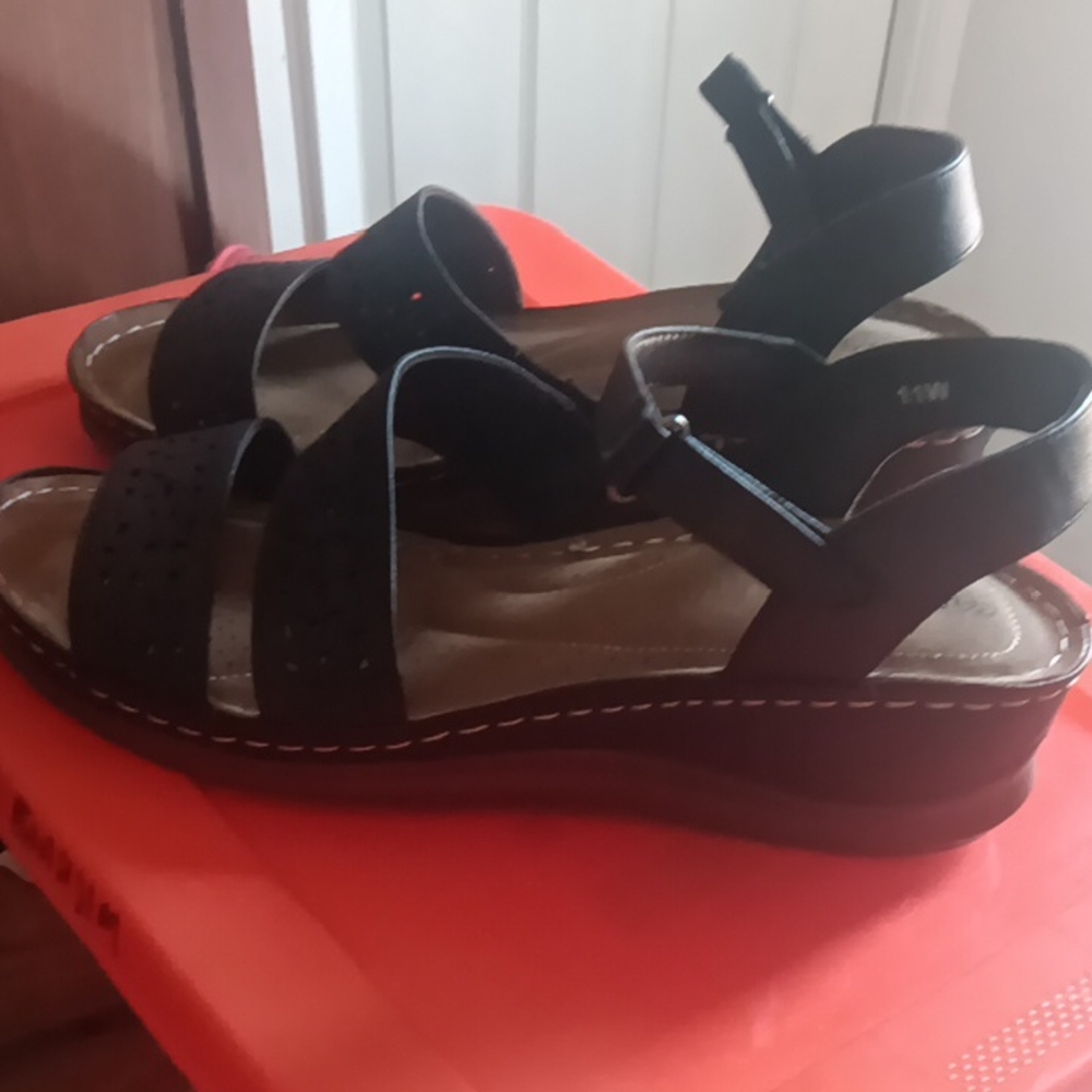 Easy Streets Black Woman's Sandals Size 11 Wide
